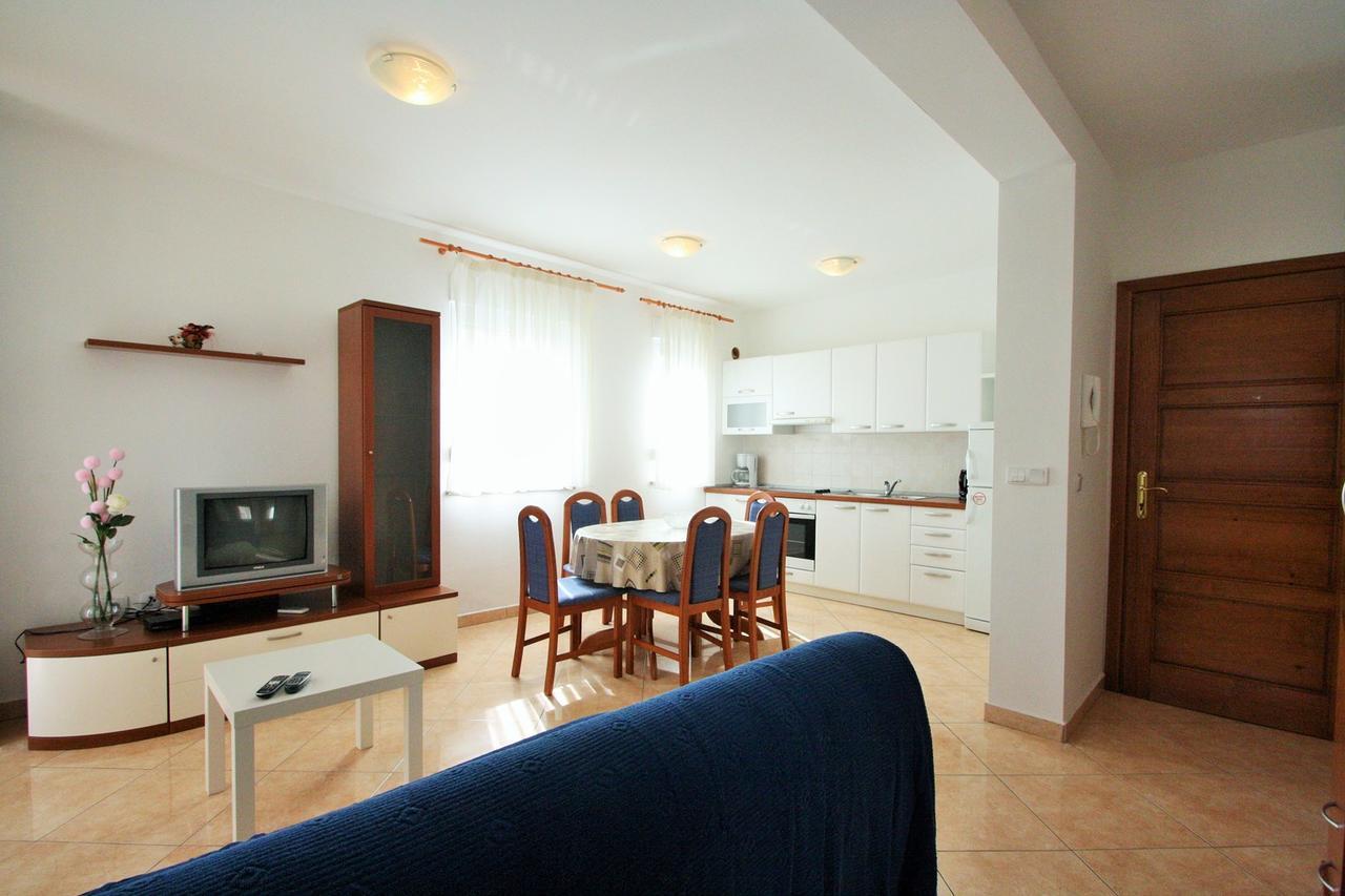 Apartment Bilic With Balcony 포레치 외부 사진