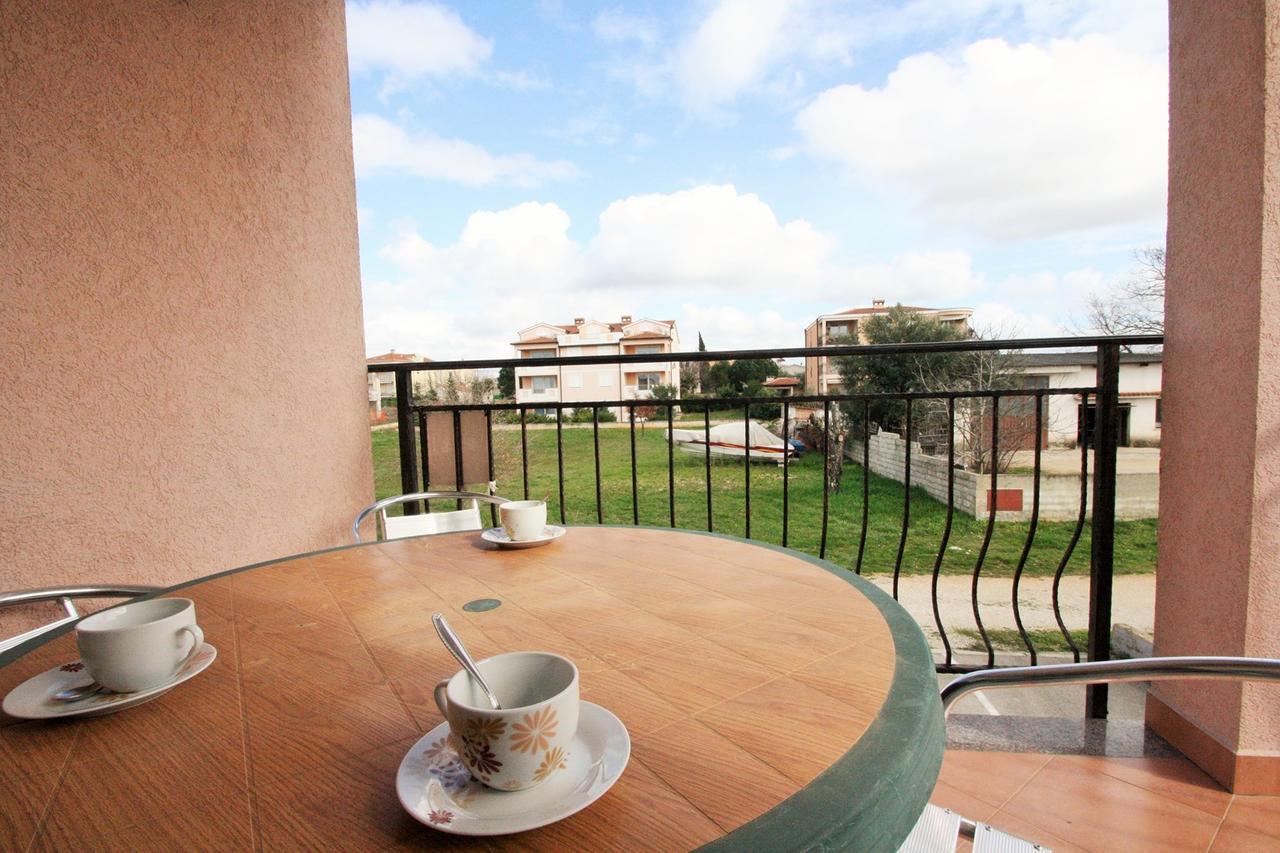 Apartment Bilic With Balcony 포레치 외부 사진